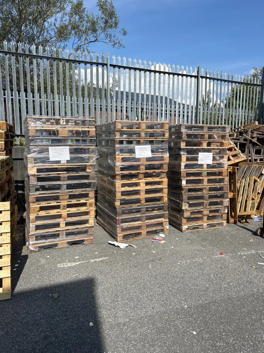 Empty brown pallets - Image 2