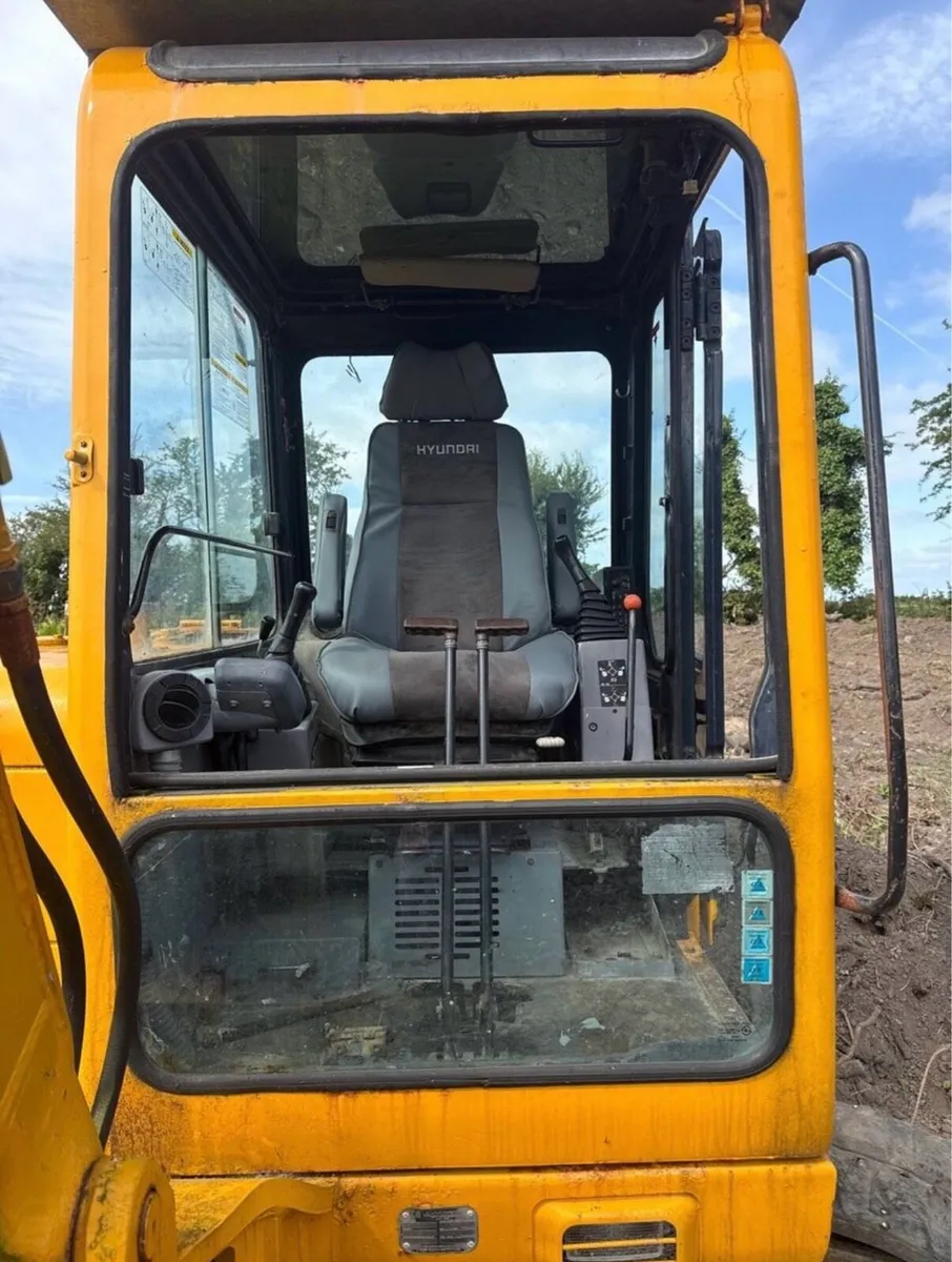 5.5 tonne digger - Image 2