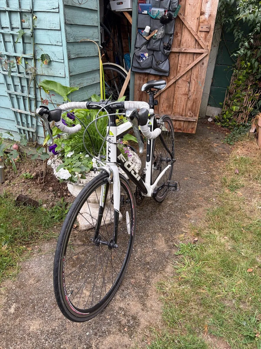 Fuji SL 3.0 Carbon Road Bike - Image 2