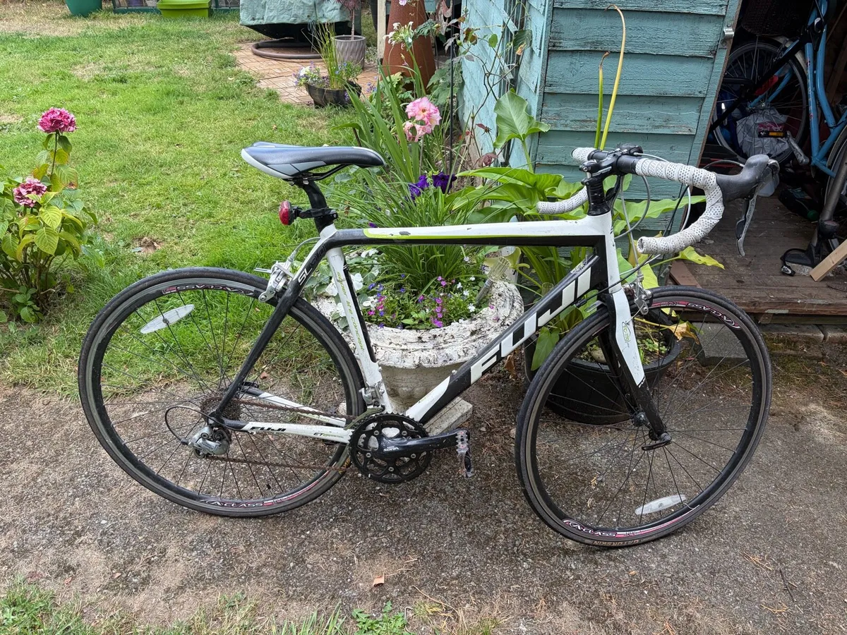 Fuji SL 3.0 Carbon Road Bike - Image 3