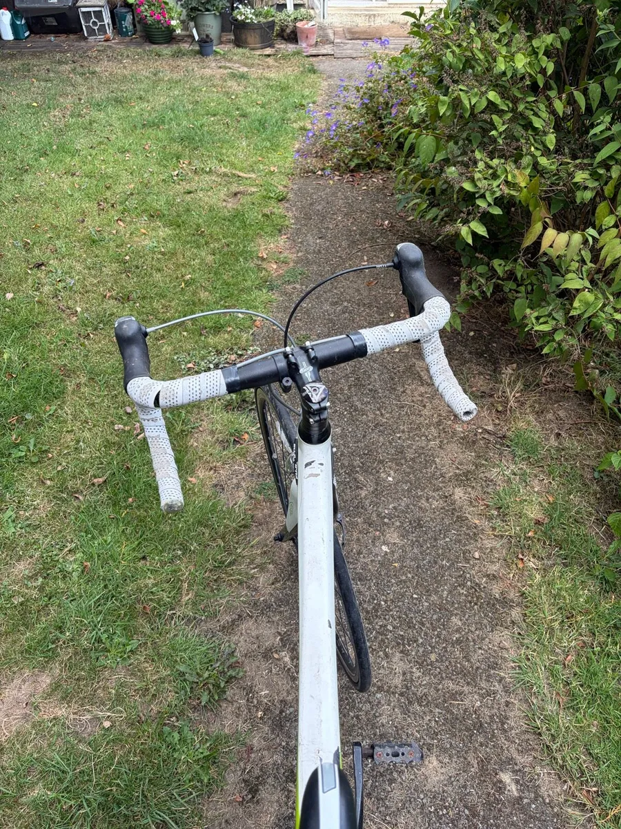 Fuji SL 3.0 Carbon Road Bike - Image 4