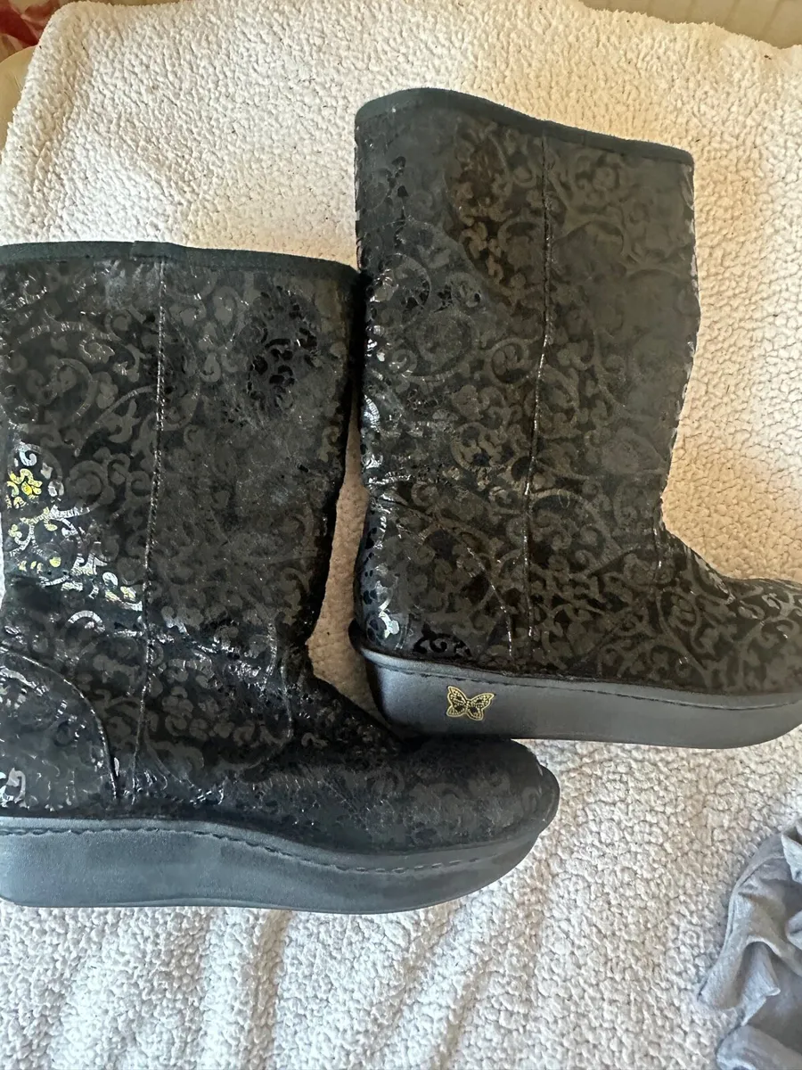 Boots - Image 1