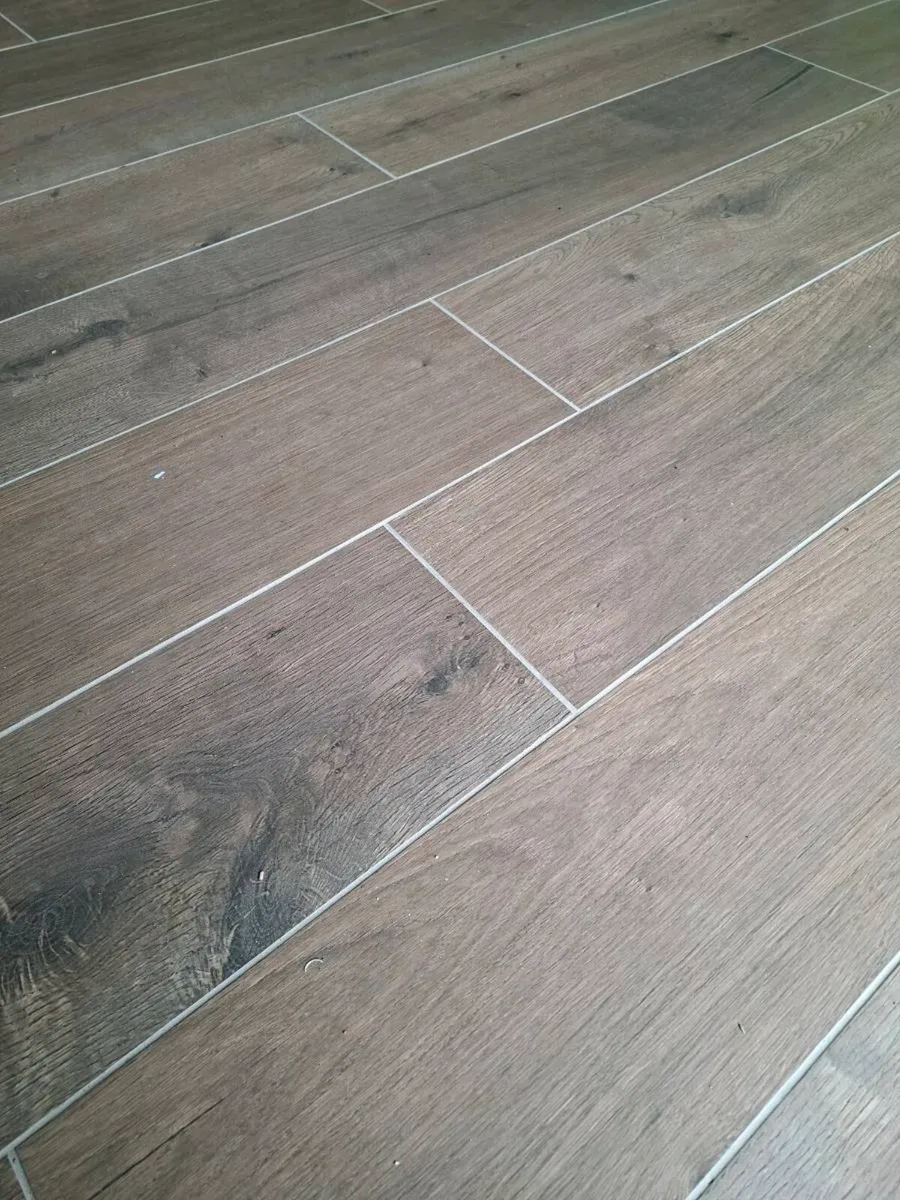 Wood effect floor tiles - Image 2