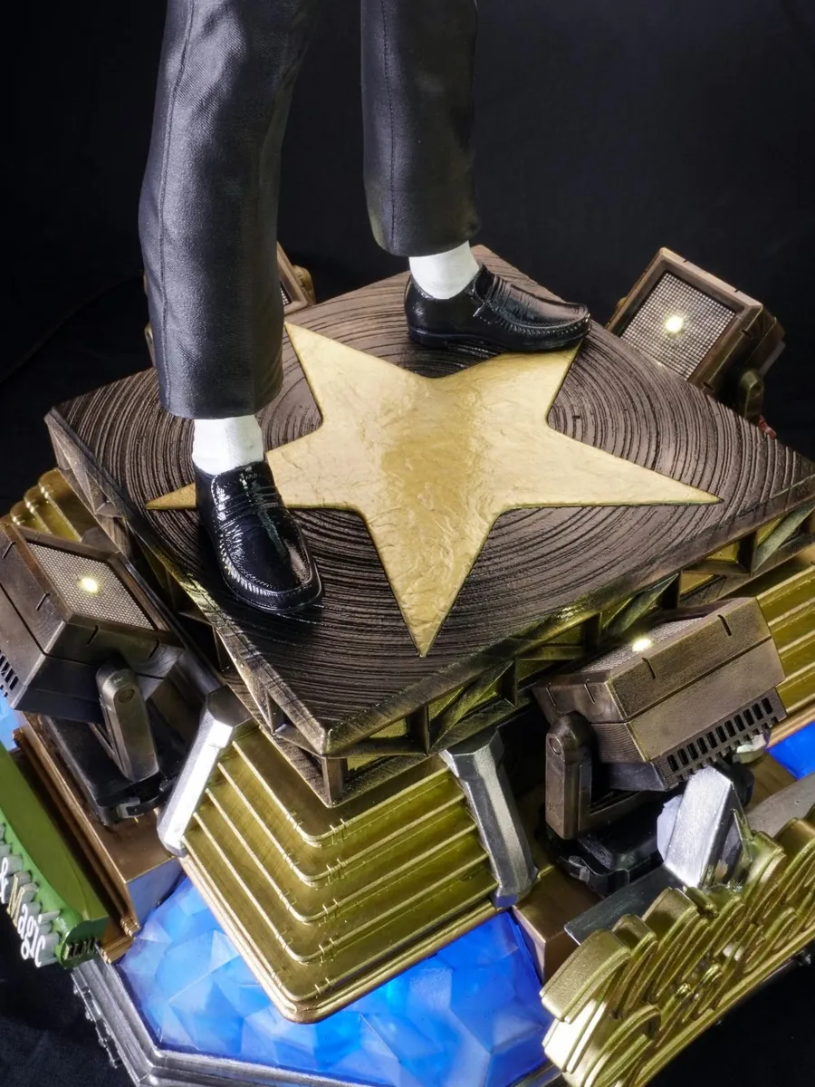 Michael Jackson statue realistic looking - Image 4