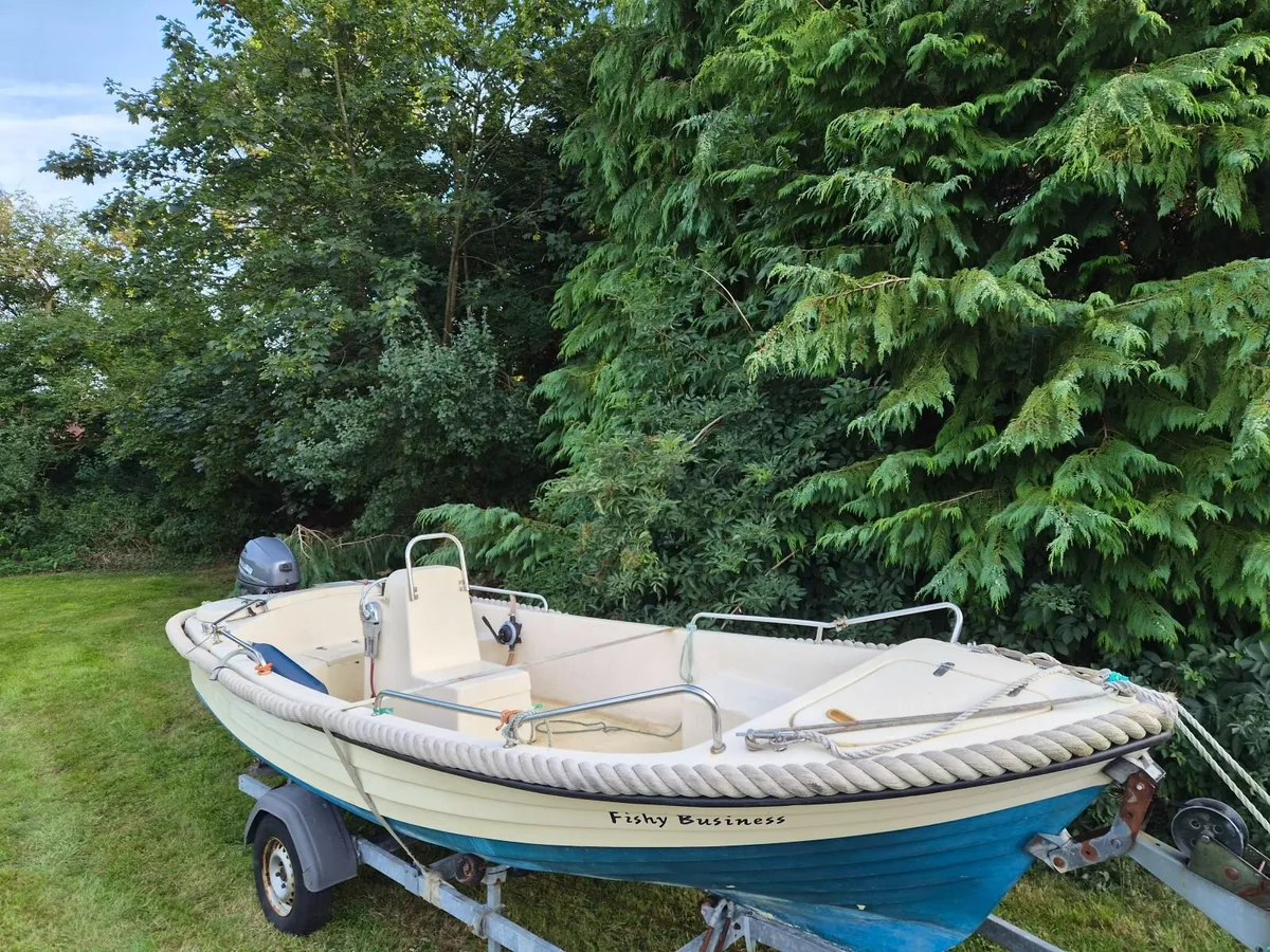 18ft Deep V Centre Console Boat - Image 1