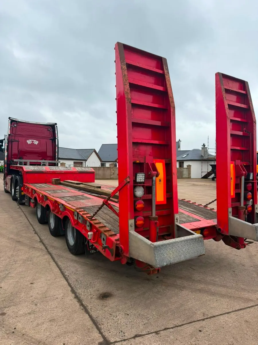 2008 McCauley / MAC Tri-Axle Step-Frame Low Loader - Image 1