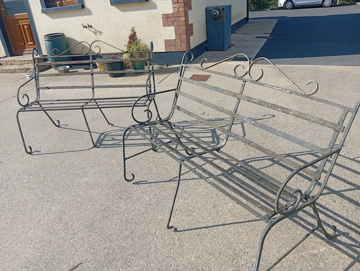 Forged  chairs and table - Image 2