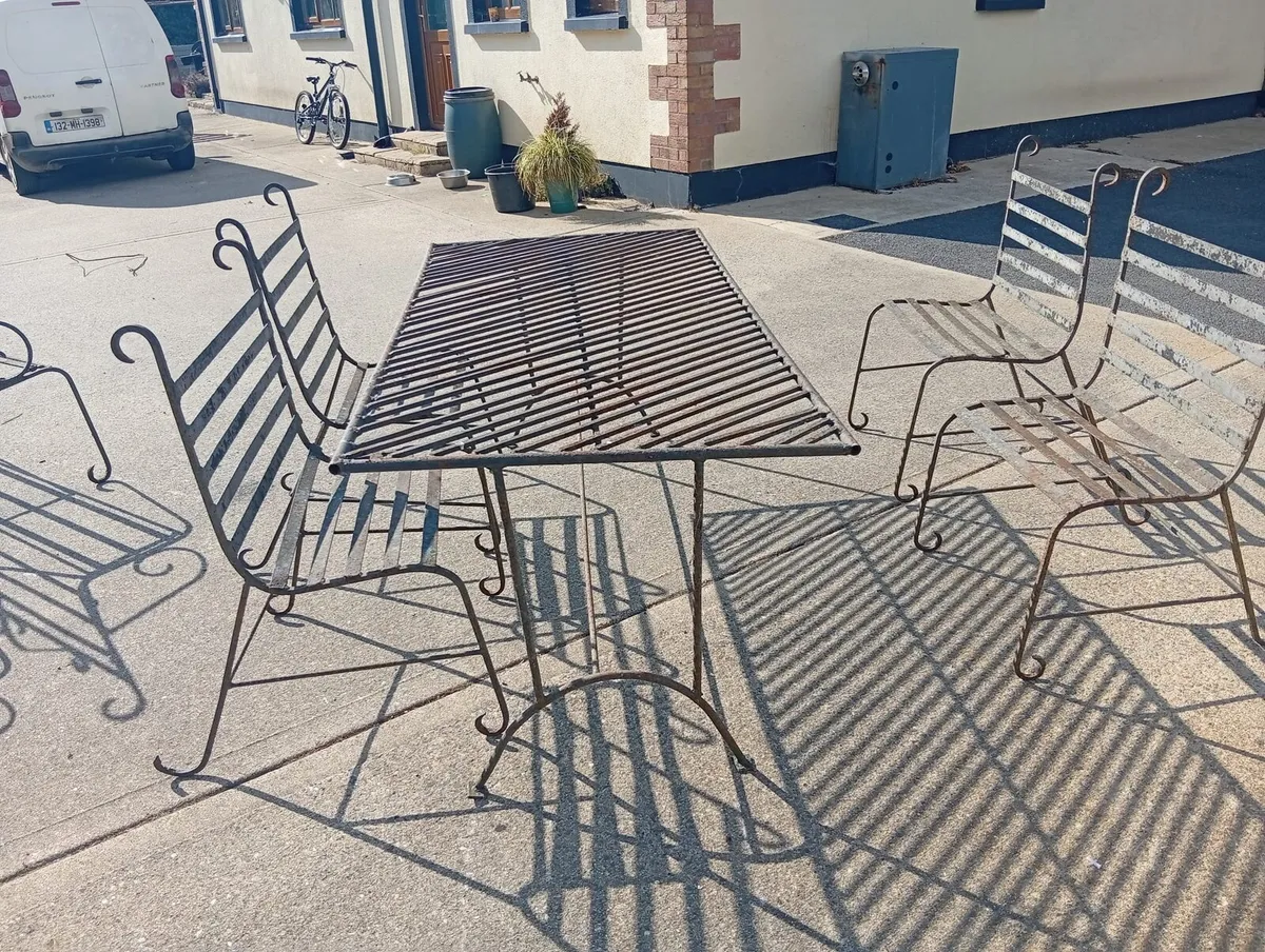 Forged  chairs and table - Image 3
