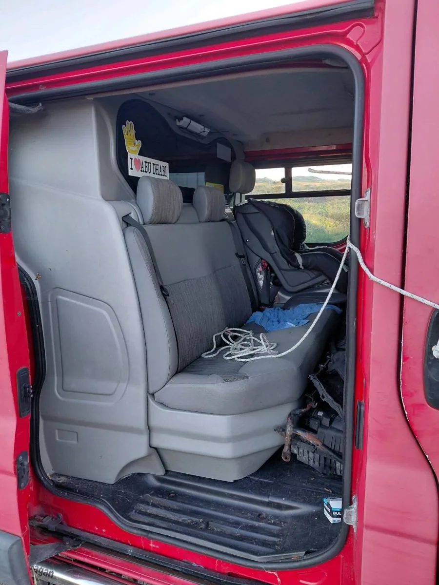 Vauxhall vivaro crewcab for breaking - Image 4