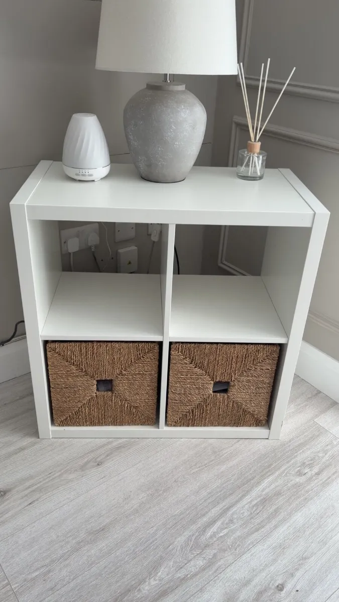Furniture - Shelving unit