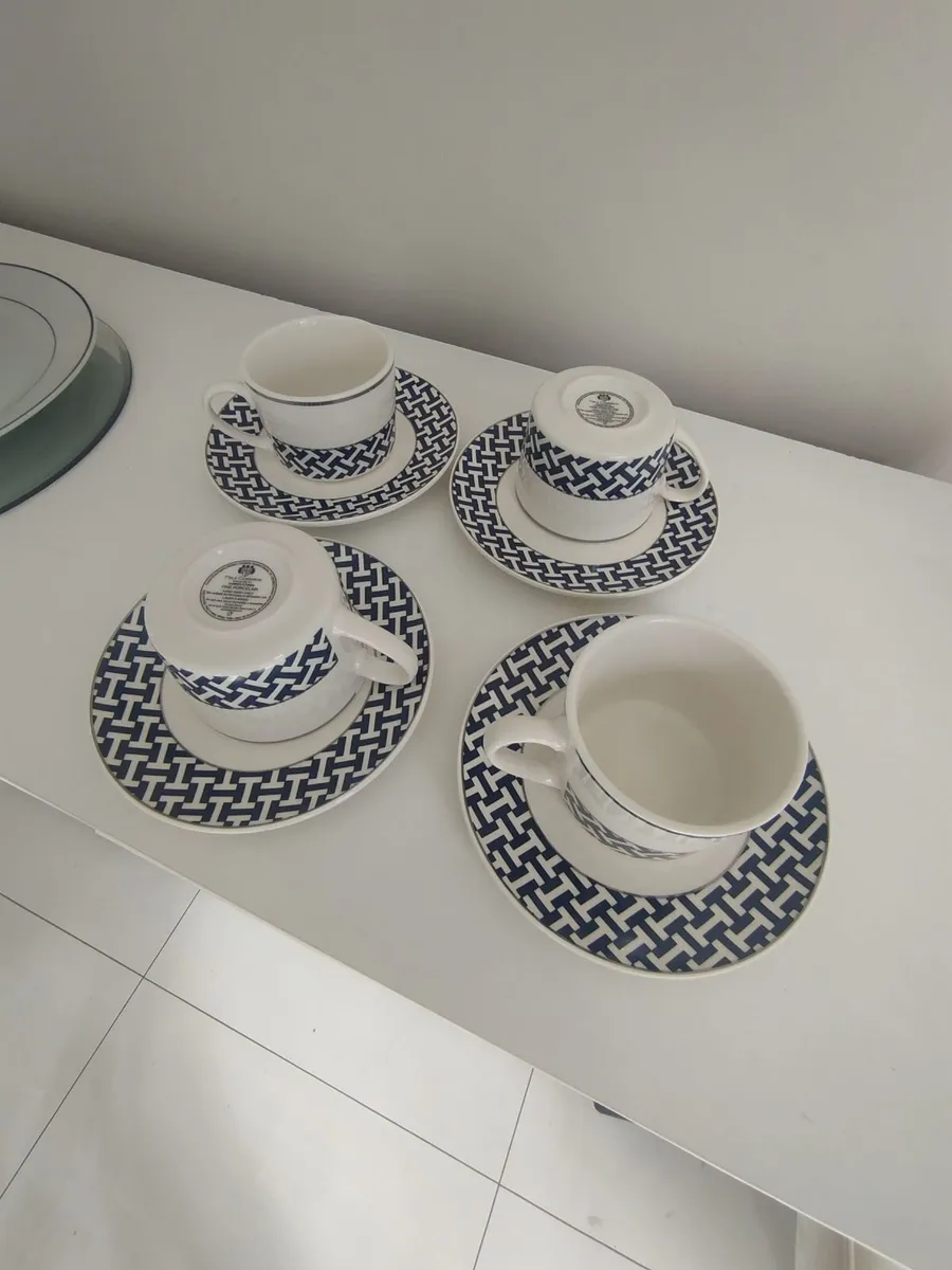 Table and stools,lights,cup and saucer sets - Image 3