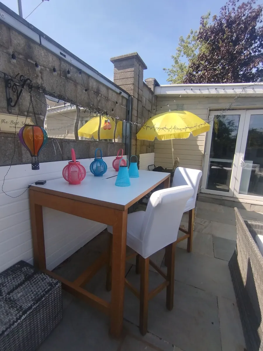 Table and stools,lights,cup and saucer sets - Image 1