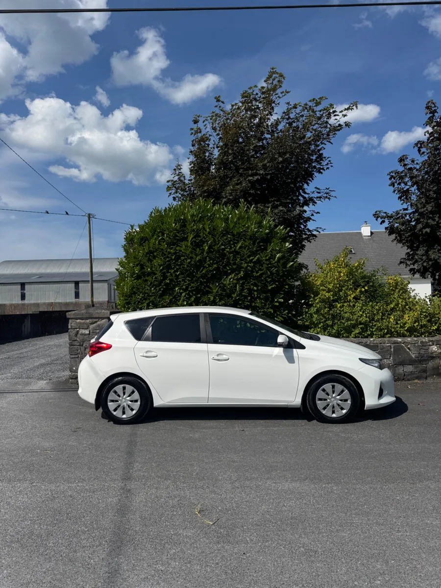 Toyota Auris 2015 - Image 2