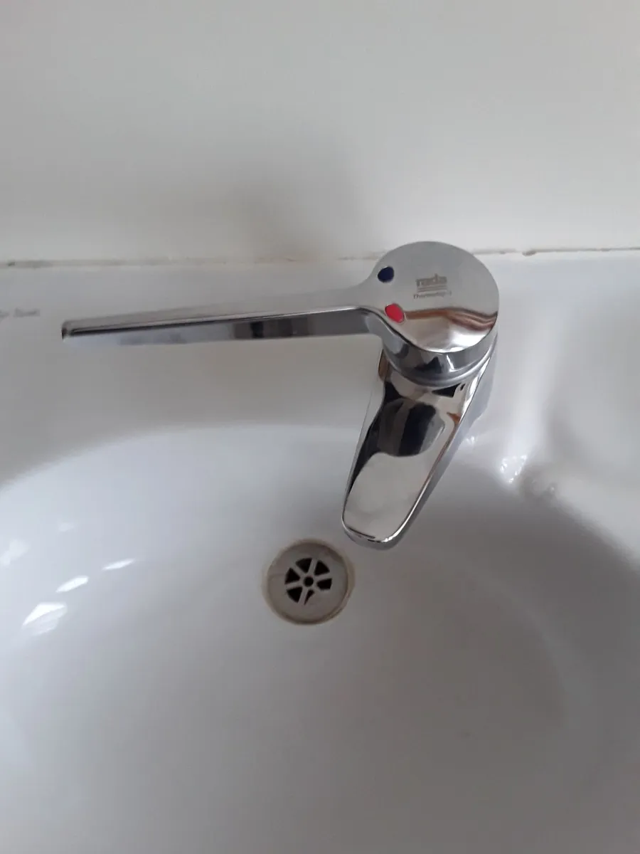White sink pedestal mixed tap - Image 2
