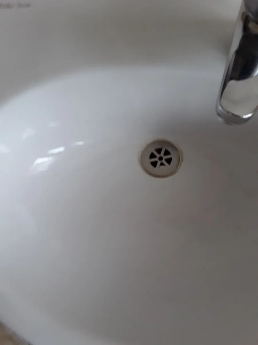 White sink pedestal mixed tap - Image 3