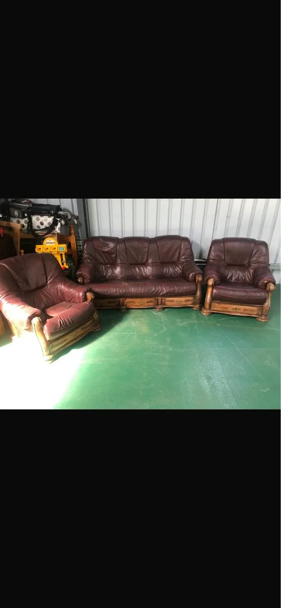 Couch and two chairs 3,1,1 - Image 2