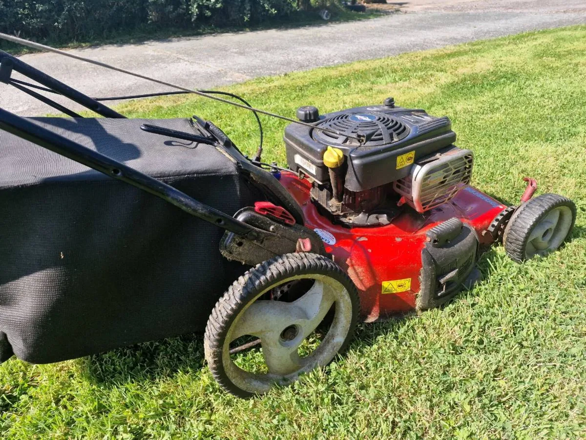 Jonsered Briggs and Strattan Lawnmower - Image 3