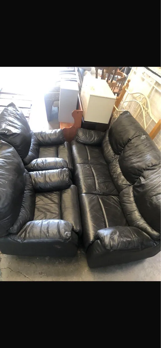Couch and two chairs - Image 1