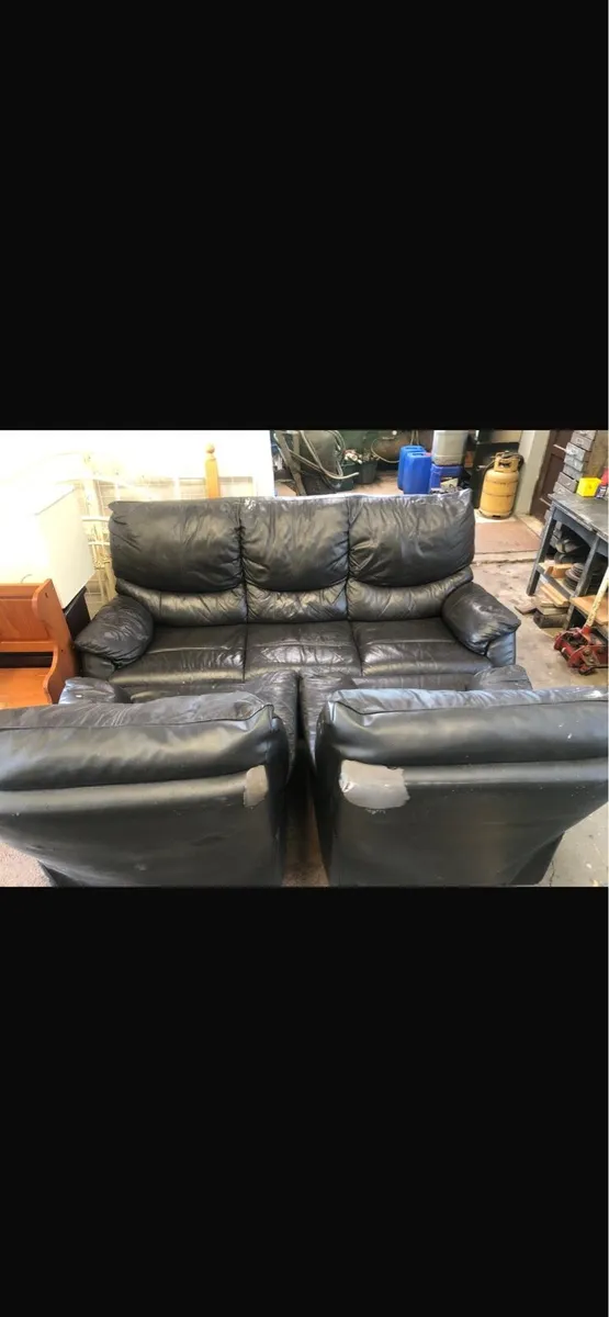 Couch and two chairs - Image 2