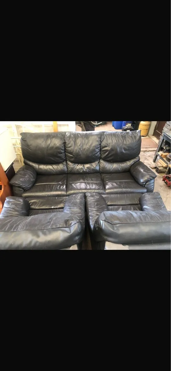 Couch and two chairs - Image 3