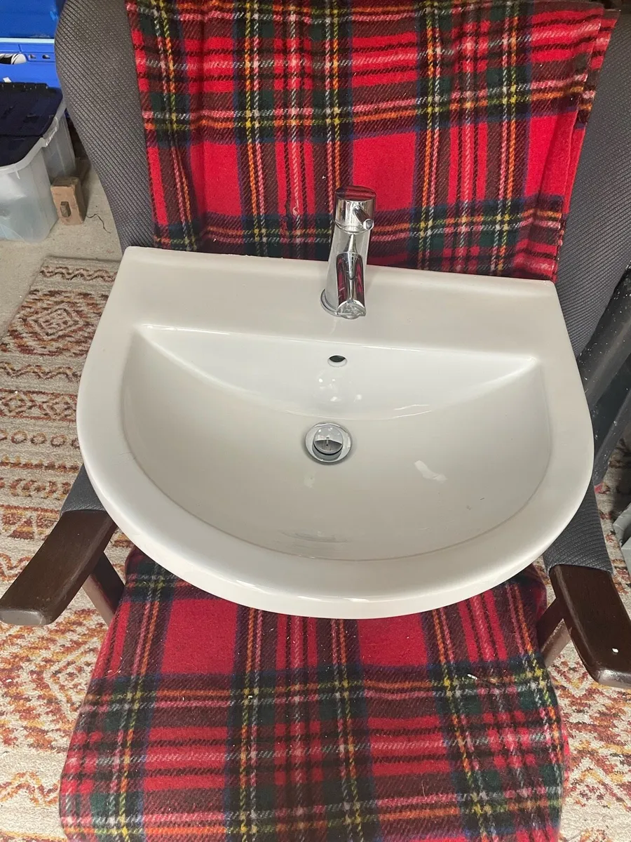 Bathroom sink and tap - Image 1