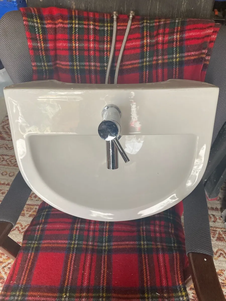 Bathroom sink and tap - Image 2