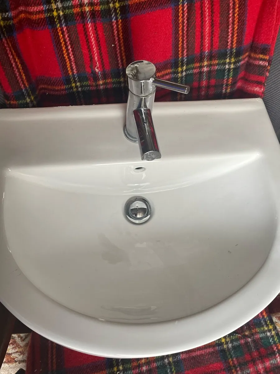 Bathroom sink and tap - Image 3