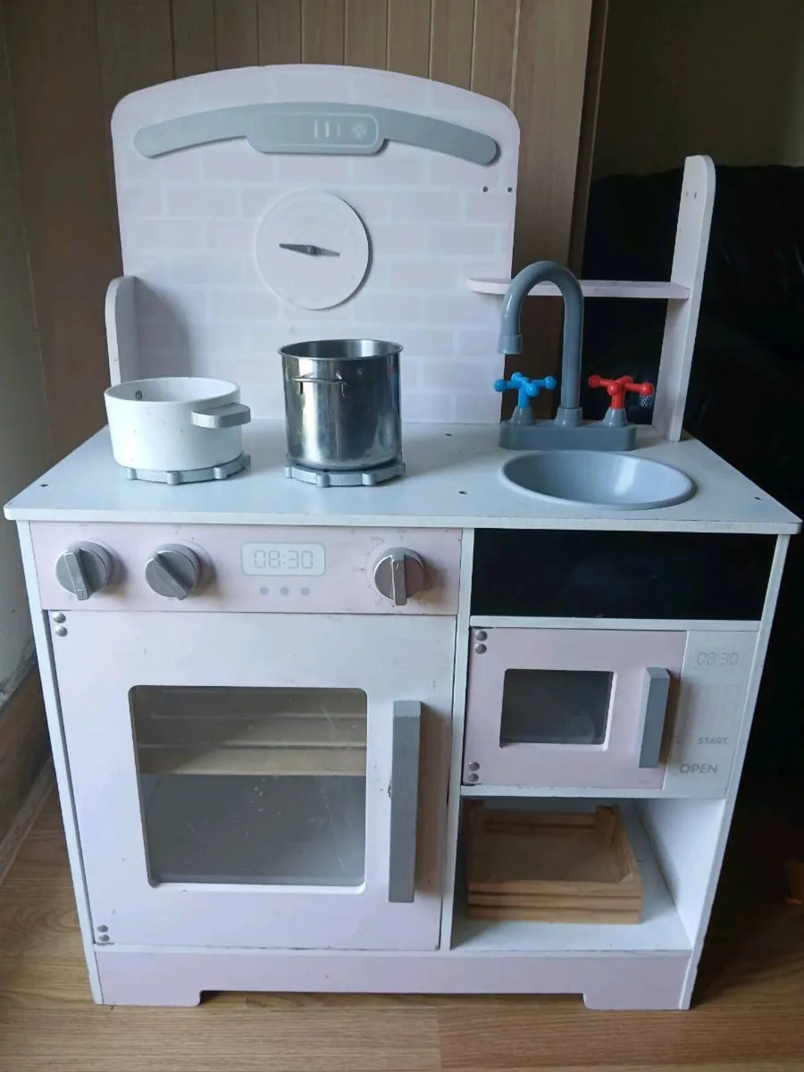 Wooden kitchen with accessories - Image 1