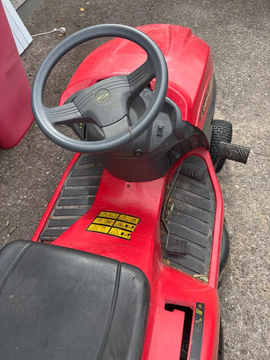 Ride on lawnmower. - Image 1