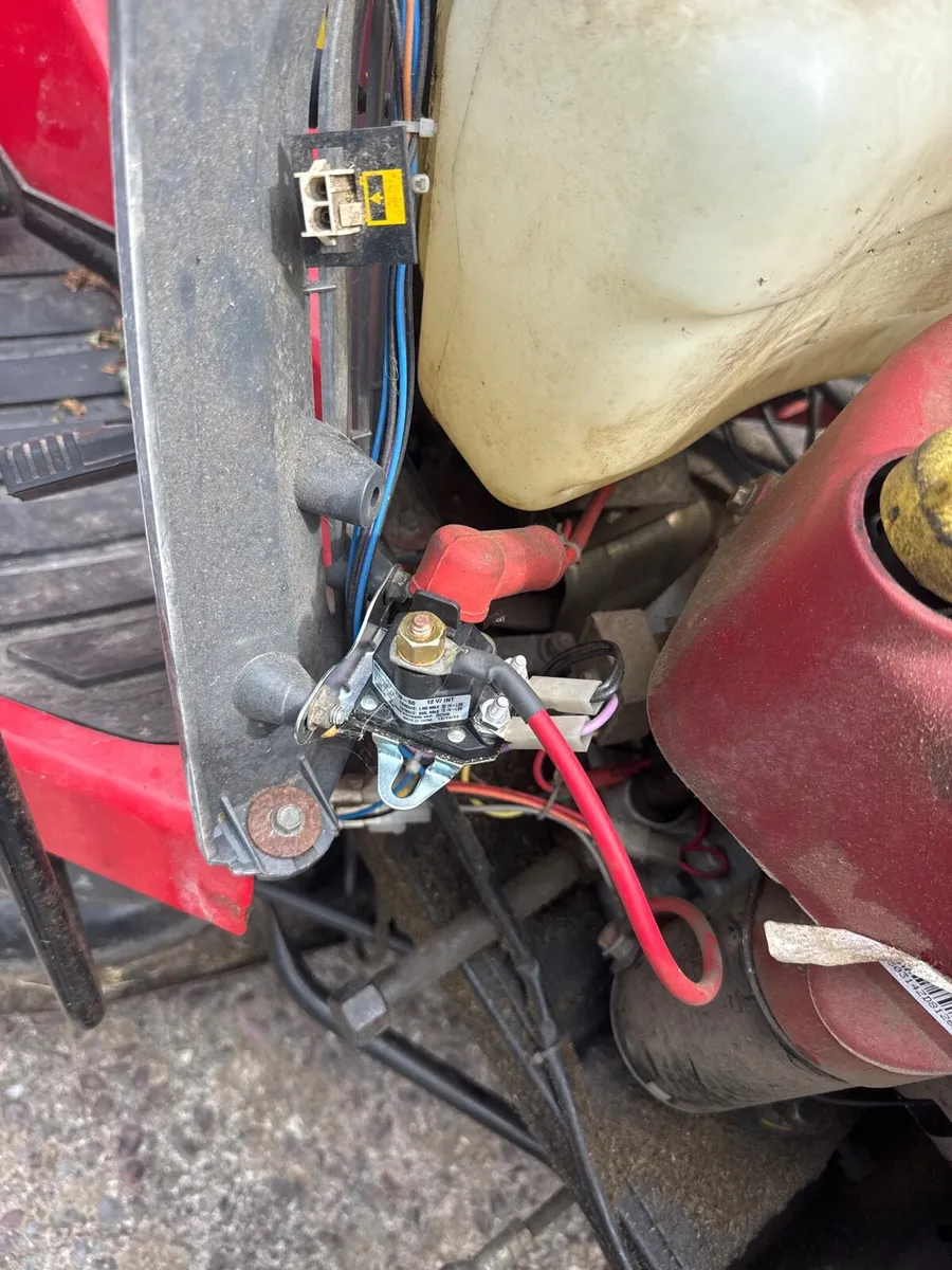 Ride on lawnmower. - Image 3