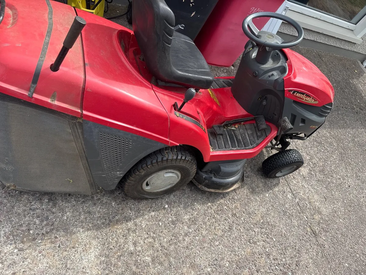 Ride on lawnmower. - Image 4