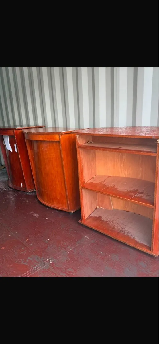 Presentation freestanding units with shelving