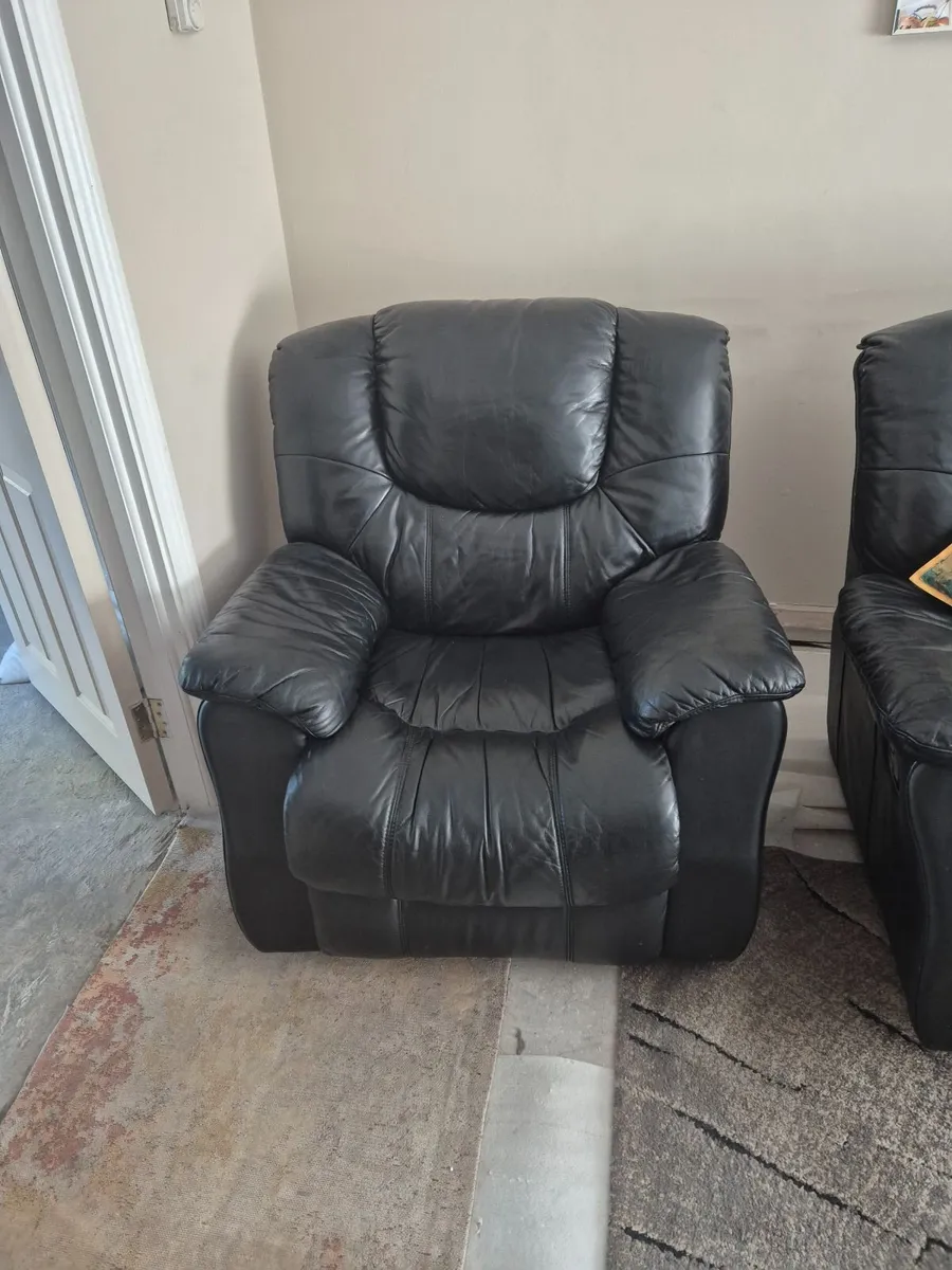 Leather couch 3+1+1 manual recliner - Image 4