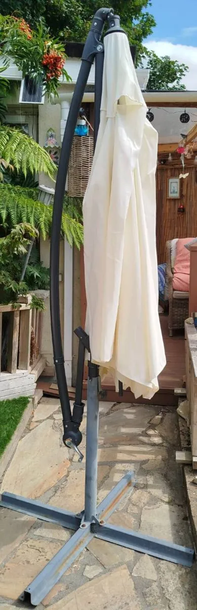 Heavy Overhang parasol - Image 1