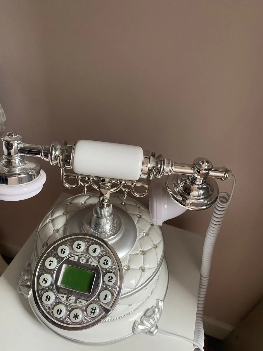 Telephone - Image 2