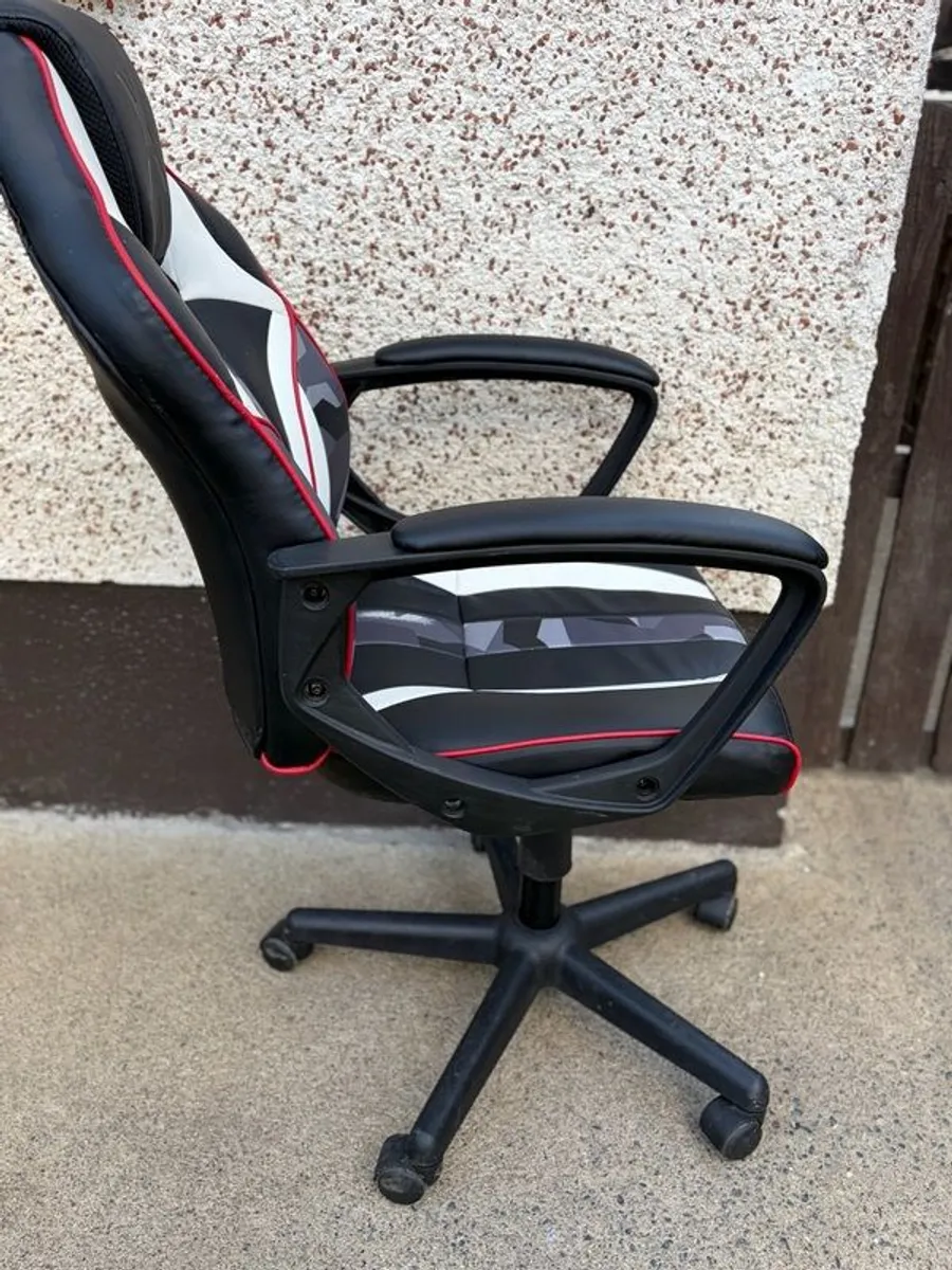 subsonic super drive steering wheel with pedals, gear stick, stand and x rocker gaming chair - Image 2