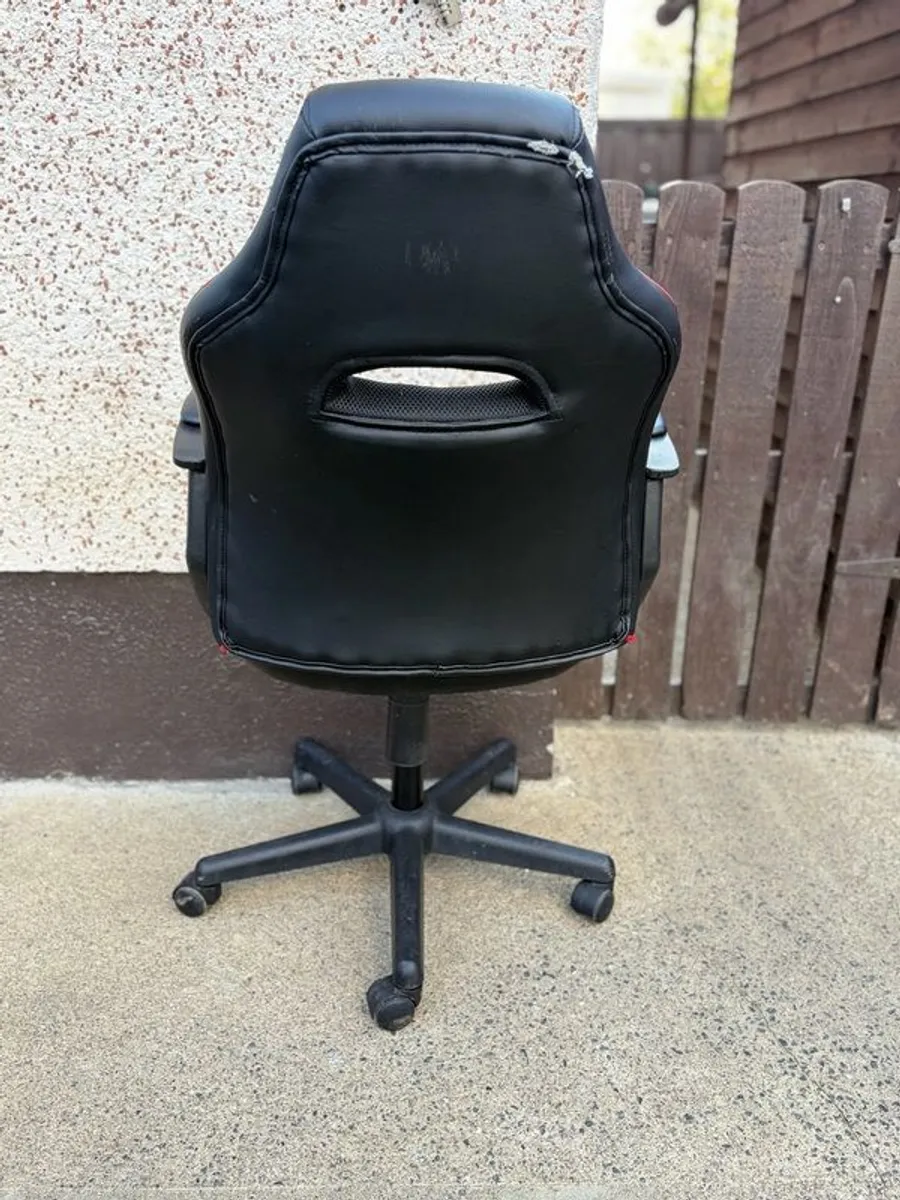 subsonic super drive steering wheel with pedals, gear stick, stand and x rocker gaming chair - Image 3
