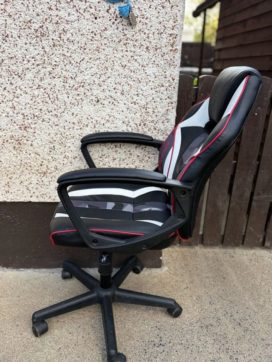 subsonic super drive steering wheel with pedals, gear stick, stand and x rocker gaming chair - Image 4