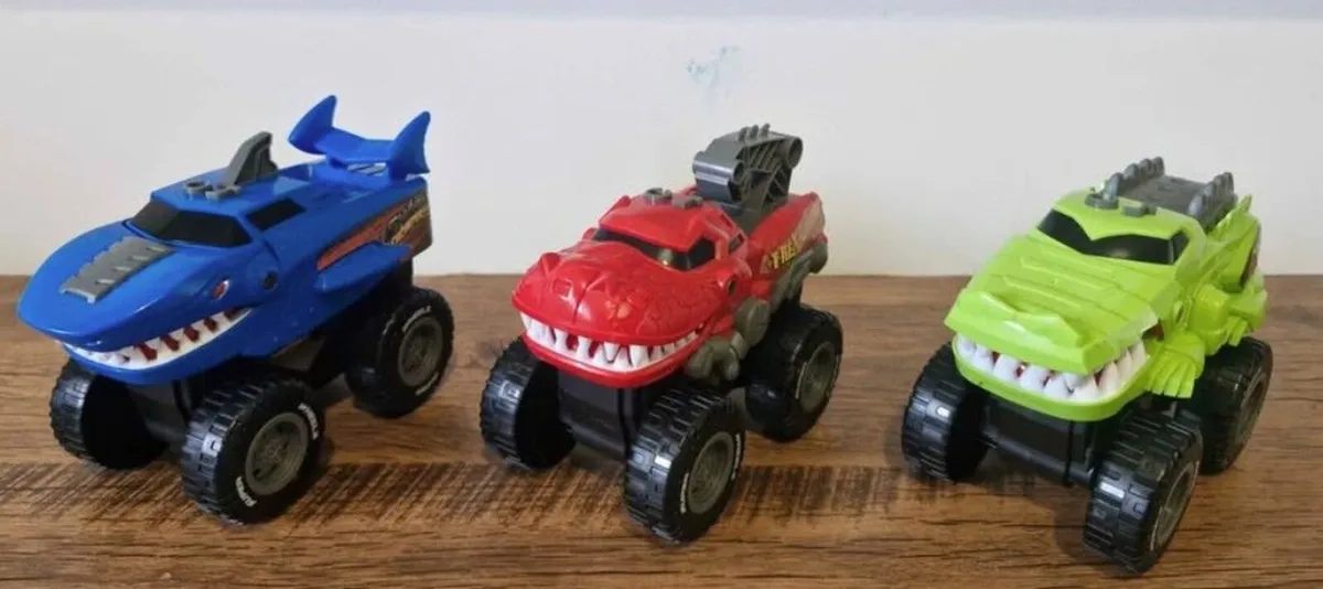 3 Dinosaur Monster Trucks – Lights & Sounds – €10