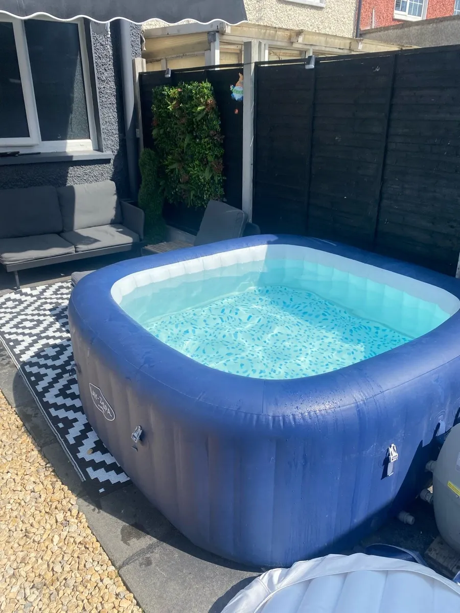 Lay-z-spa hot tub - Image 1