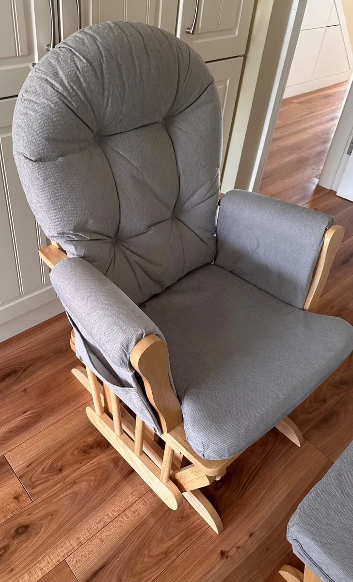 Babylo rocking chair and footstool for sale €160 - Image 2
