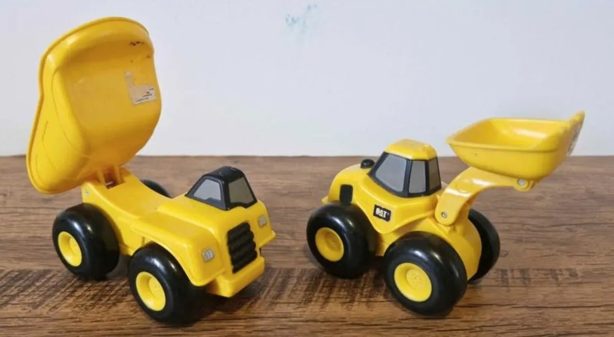 CAT Construction Vehicles – Dump Truck & Loader €5 - Image 1