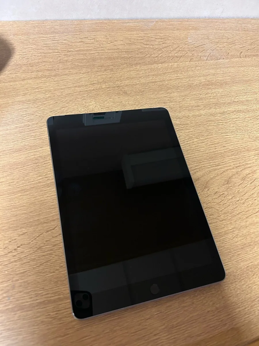 Ipad 9.7 inches gen 6 Wi Fi + Cellular - Image 4