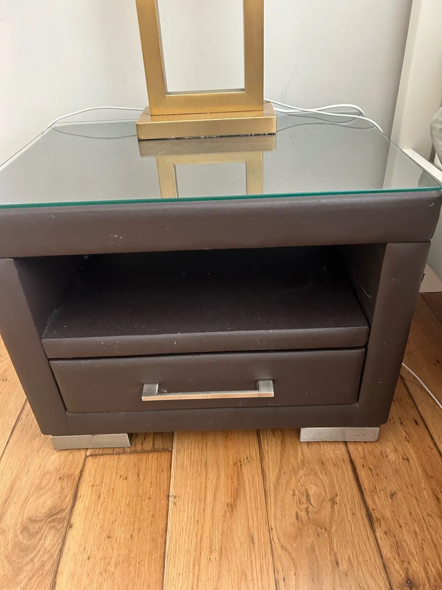 Bedside lockers and lamps - Image 2