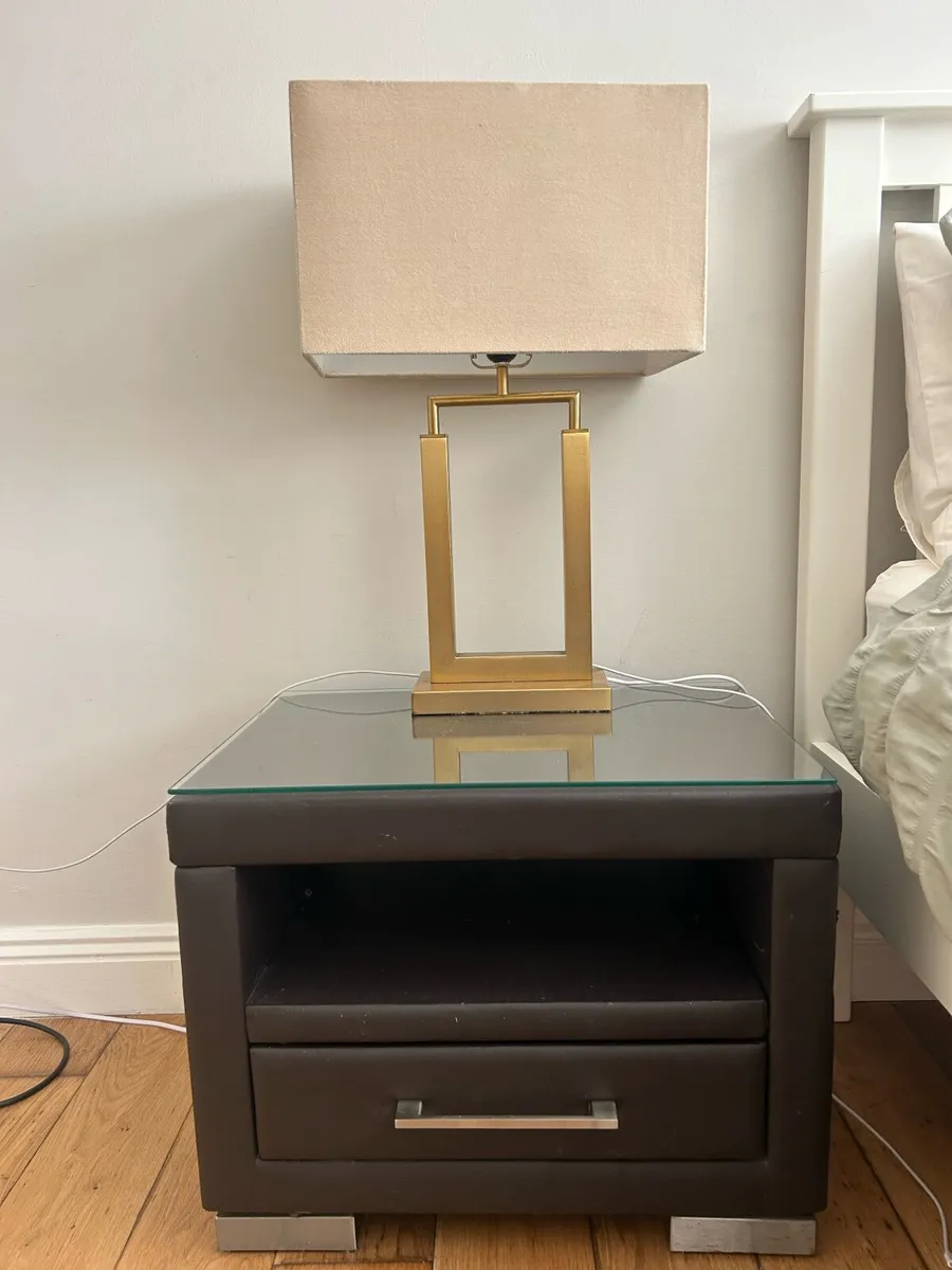 Bedside lockers and lamps - Image 1