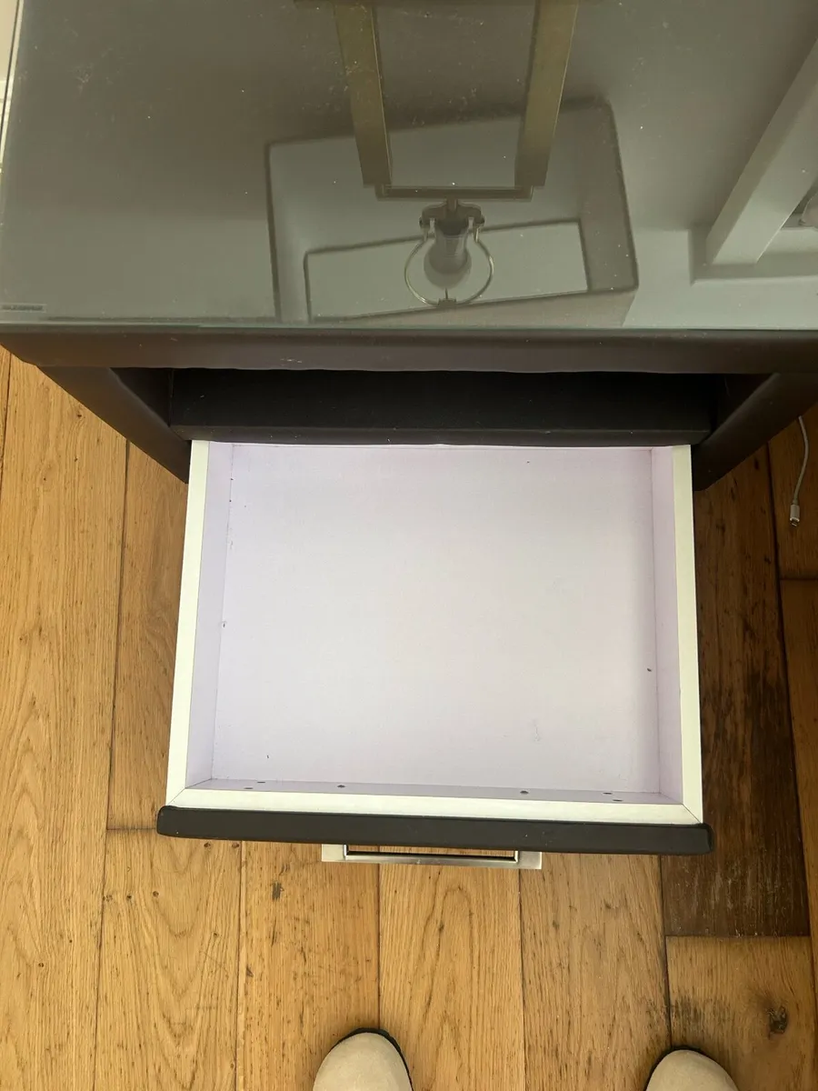 Bedside lockers and lamps - Image 3