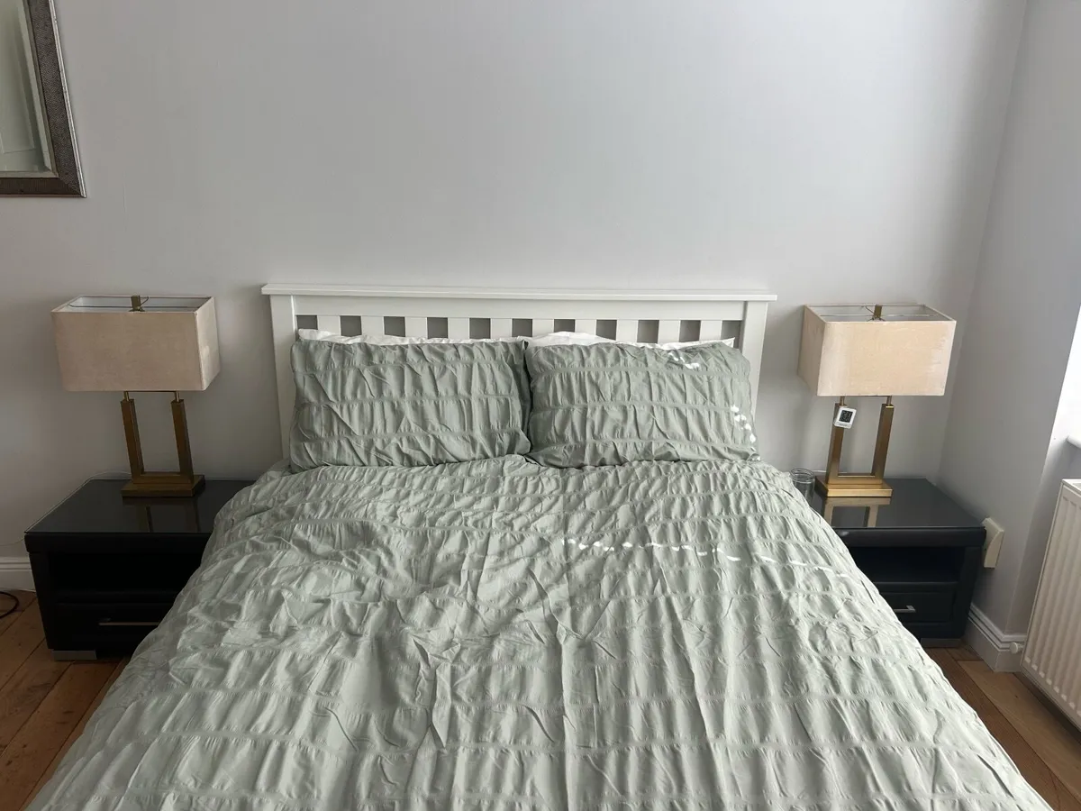 Bedside lockers and lamps - Image 4