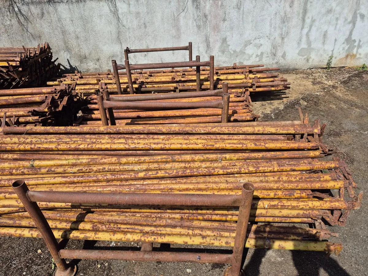 Scaffolding & International 584 with loader - Image 3