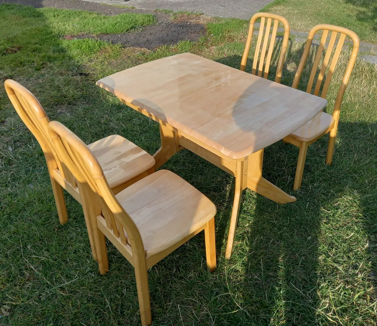 Table and 4 chairs - Image 1