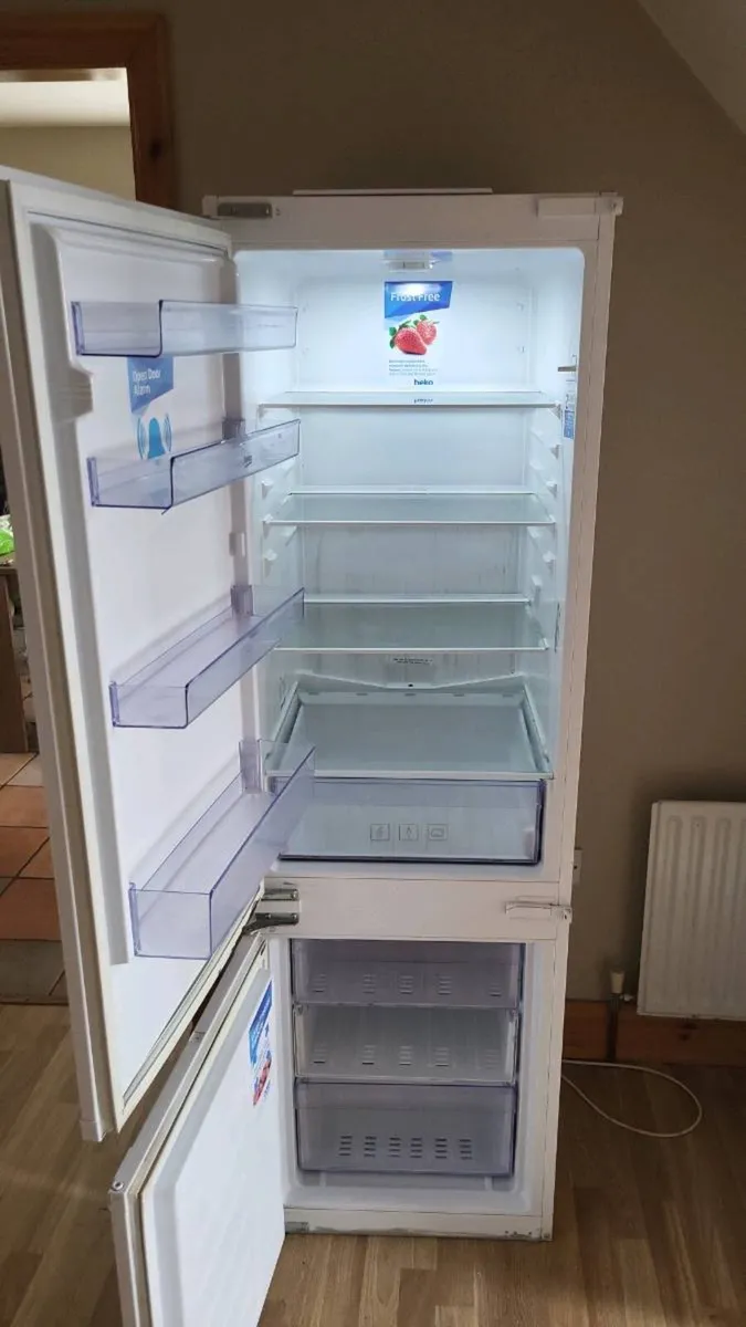 Integrated FRIDGE FREEZER - Image 1
